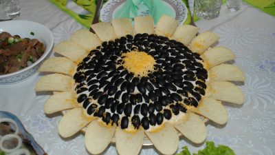 Салат «Подсолнух» с креветками и щучьей икрой
