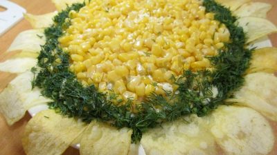 Салат «Подсолнух» с печенью трески и кукурузой