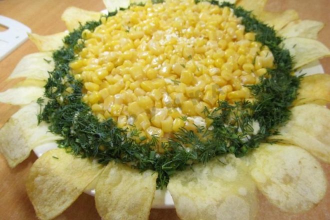 Салат «Подсолнух» с печенью трески и кукурузой, рецепт с фото и видео