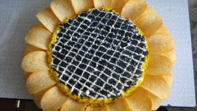Салат «Подсолнух» с черной икрой и опятами