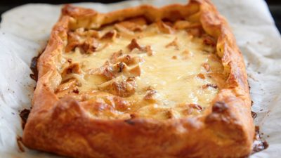 Слоеный пирог с сыром и грибами в духовке