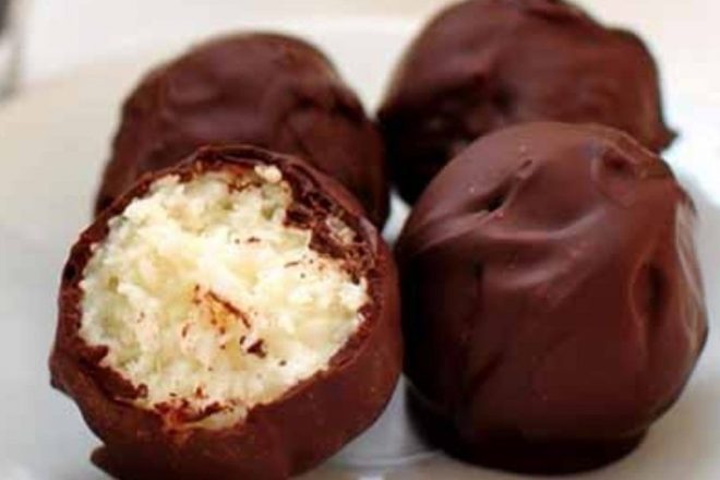 Домашние кокосовые конфеты в молочном шоколаде, рецепт с фото
