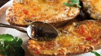 Картофельные лодочки с копченой курицей и помидорами