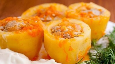 Фаршированный картофель с фаршем в подливе