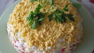 Рецепт салата с крабовыми палочками, рисом, кукурузой и огурцом