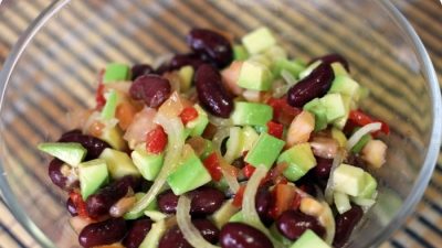 Салат с авокадо, красной фасолью и луком
