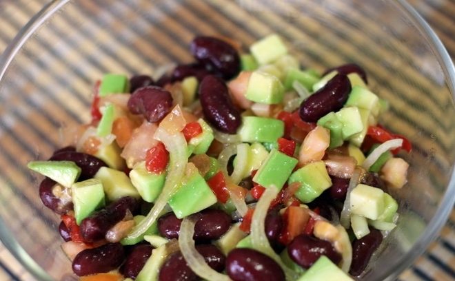Салат с авокадо, красной фасолью и луком, рецепт с фото