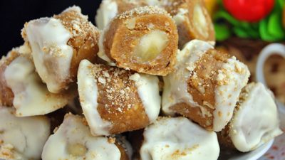 Банановые конфеты из печенья в белом шоколаде