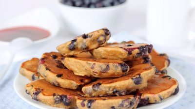 Ванильные оладьи с черной смородиной