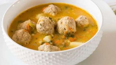 Суп с фрикадельками, картошкой и овощной зажаркой