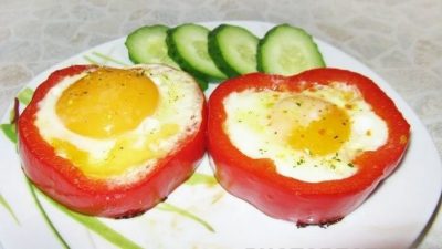 Яичница в болгарском перце с помидорами на завтрак