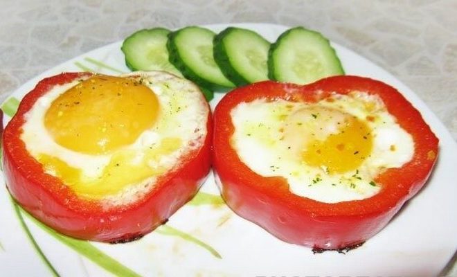 Яичница в болгарском перце с помидорами на завтрак