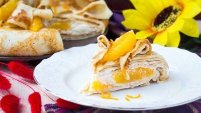 Блинный торт с апельсинами и абрикосовым джемом