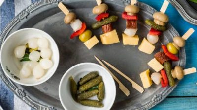 Канапе с сырокопченой колбасой и грибами