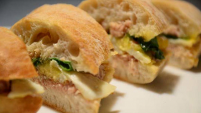 Закрытый бутерброд с тунцом, яйцом и зеленью