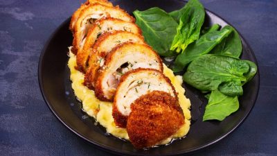 Отбивные из грудки индейки в панировочных сухарях