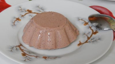 Панна котта из ряженки с клубничным пюре
