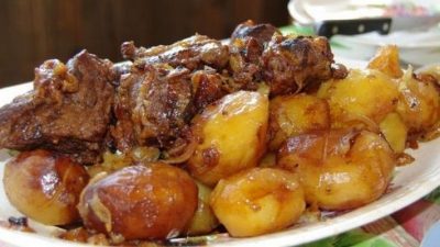 Свиная вырезка с картофелем и луком в казане