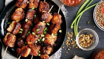 Свиной шашлык с луком и паприкой