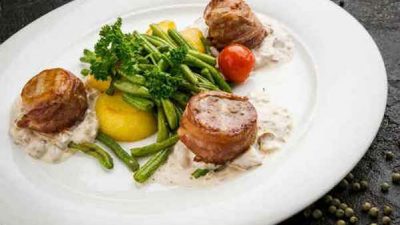 Свиные медальоны с грибами и укропом