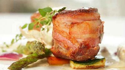 Медальоны из свинины с ананасами в тертом сыре