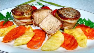 Свиные медальоны с помидорами и сыром в беконе