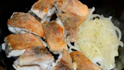 Жареная щука с репчатым луком