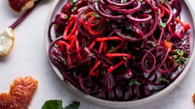 Салат из сырой моркови и свеклы с имбирем