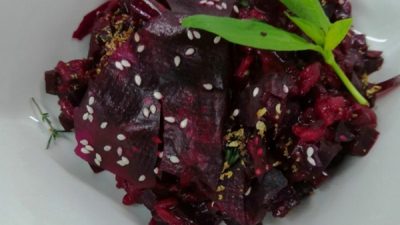 Салат из запеченной свеклы с кунжутом и имбирем