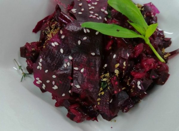 Салат из запеченной свеклы с кунжутом и имбирем, рецепт с фото