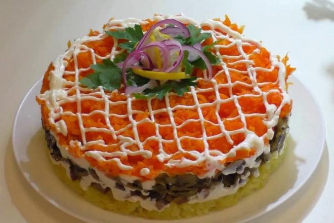 Слоеный салат с селедкой «Лисья шуба»