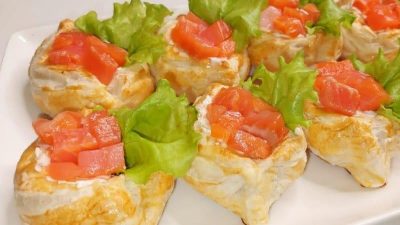 Слоеные лодочки с красной рыбой и сыром