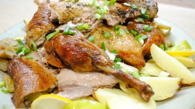 Тушеная утка с медовыми яблоками