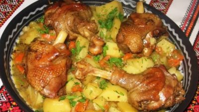 Тушеная утка с картошкой и фасолью