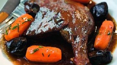 Тушеная утка с черносливом и морковью