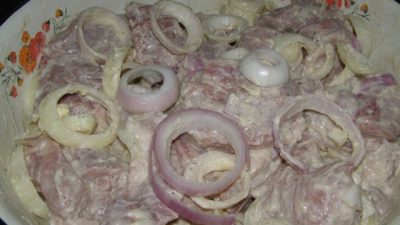 Простой маринад для шашлыка с майонезом и луком