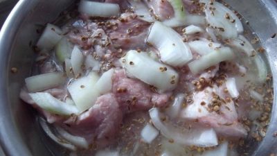 Маринад на минеральной воде с луком для шашлыка