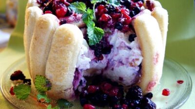 Десерт «Ягодная бомба» с савоярди