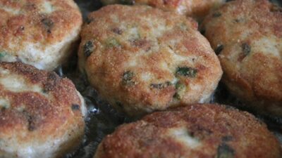 Котлеты из мясного фарша с зеленым луком
