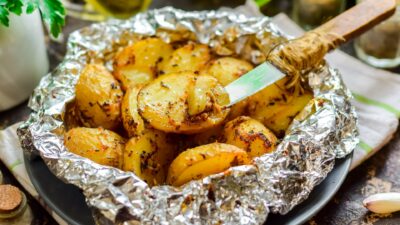 Запеченный картофель с чесноком и травами в фольге