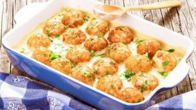Куриные тефтели с гречкой в сырном соусе