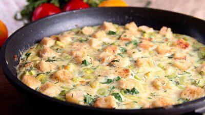 Яичница с кабачками и сухариками