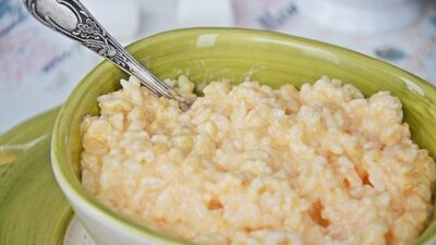 Молочная рисовая каша с тыквенным пюре и яблоком
