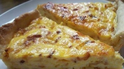 Сырный пирог с ветчиной, помидорами и зеленью