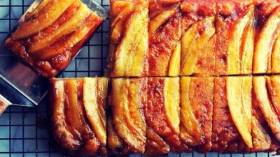 Банановый пирог под карамелью