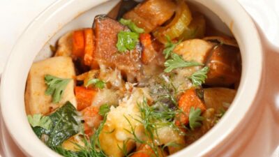 Жаркое со свининой и черносливом в горшочках