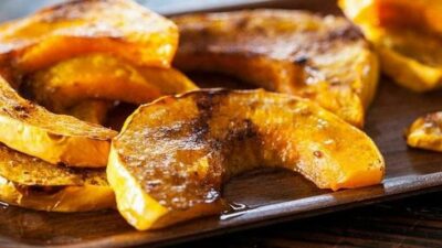 Запеченная тыква дольками с медом и маслом