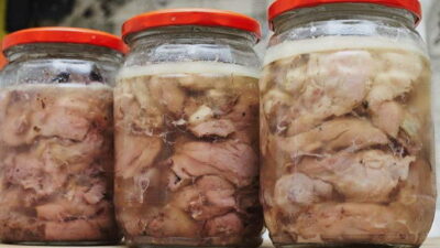 Куриная тушенка с куркумой в стеклянной банке