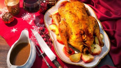 Утка с яблоками и картофелем в медовой глазури