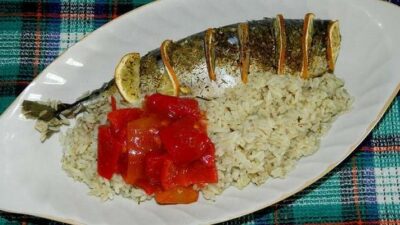 Гарнир из риса с чесноком к скумбрии
